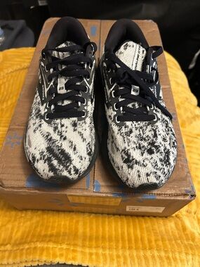Brooks  Black and White Knit Running Sneakers
